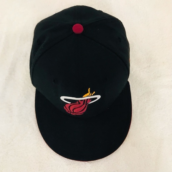 New Era's NBA Miami Heat Fitted Size 7 Black and Maroon Basketball Wool Cap - Picture 3 of 16